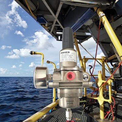 Regulator gazu Fisher z nadwoziem ze stali nierdzewnej i ciśnieniem wejściowym 250 psi do zastosowań na morzu